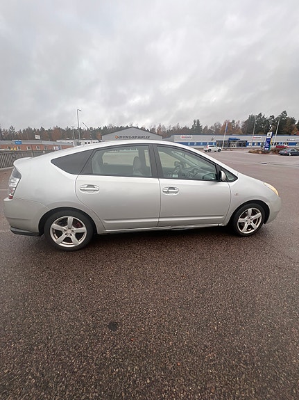 Toyota Prius 7 of 8