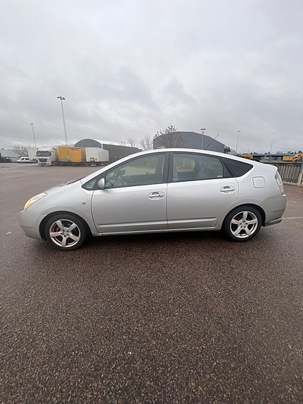 Toyota Prius 5 of 8