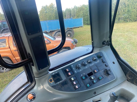 Valtra T151E Hitech med lastare och Frontlyft 11 of 12