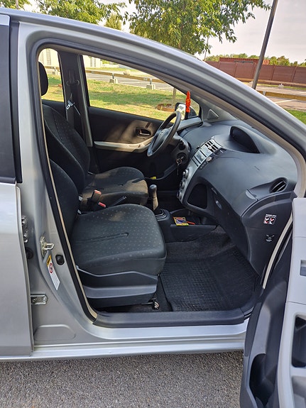 Toyota Yaris 6 of 8