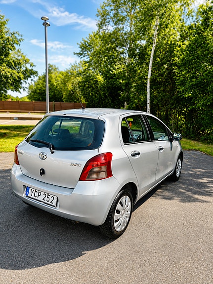 Toyota Yaris 2 of 8