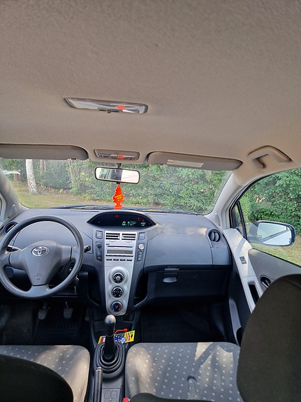Toyota Yaris 5 of 8