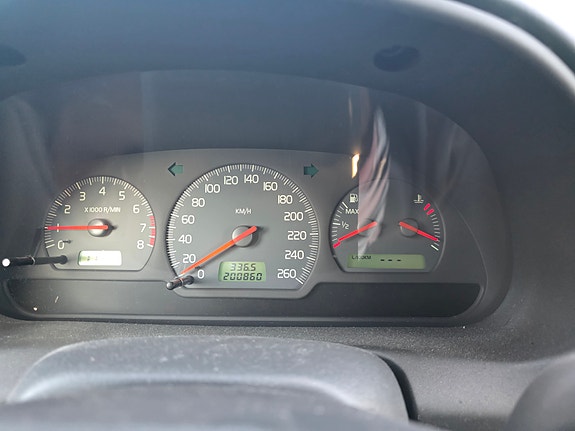 Volvo V40 2 of 6