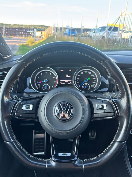 Volkswagen Golf VII 9 of 13
