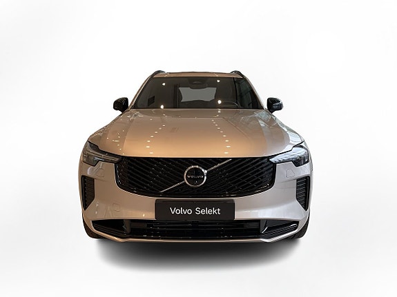 Volvo XC90 10 of 24