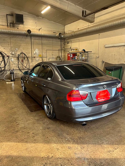 BMW 320d 2 of 6