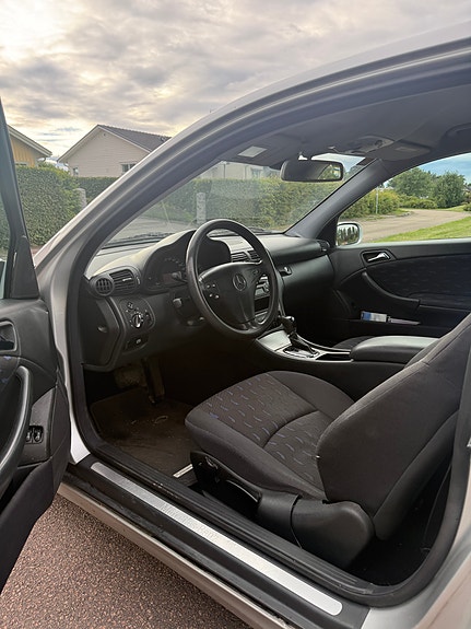 Mercedes-Benz C200 9 of 13