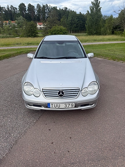 Mercedes-Benz C200 3 of 13