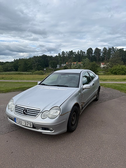 Mercedes-Benz C200 2 of 13