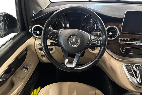 Mercedes-Benz V250 17 of 25