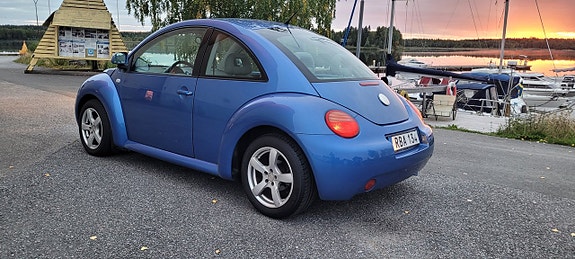 Volkswagen New Beetle 3 of 6