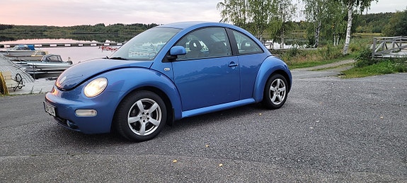 Volkswagen New Beetle 2 of 6