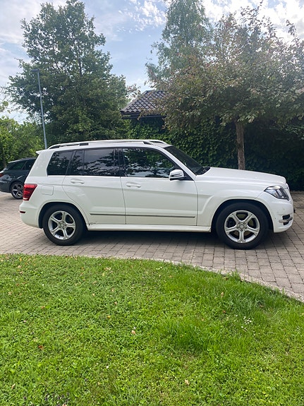 Mercedes-Benz GLK220 2 of 10