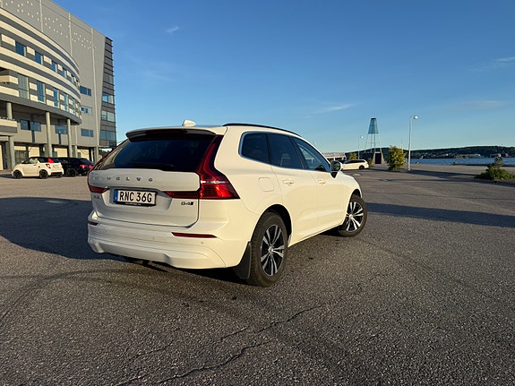 Volvo XC60 2 of 7