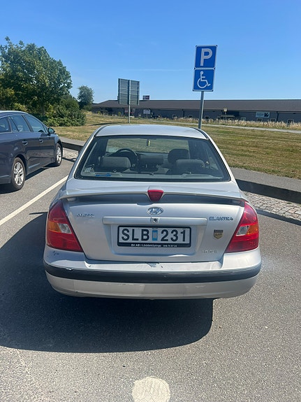 Hyundai Elantra 2 of 4