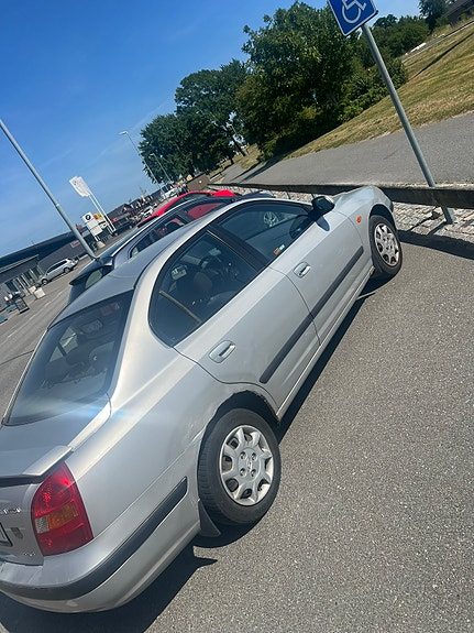 Hyundai Elantra 3 of 4