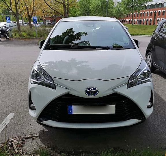 Toyota Yaris 2 of 3