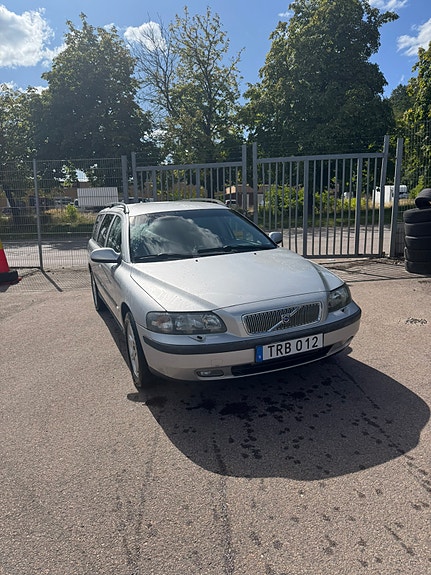 Volvo V70 2 of 7