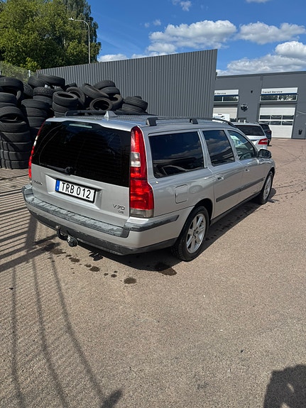 Volvo V70 3 of 7