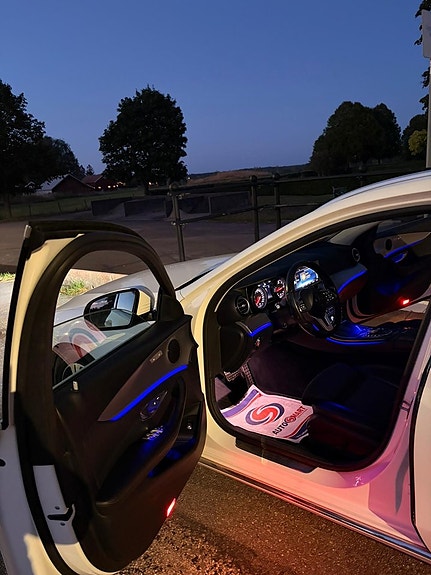 Mercedes-Benz E200 2 of 17