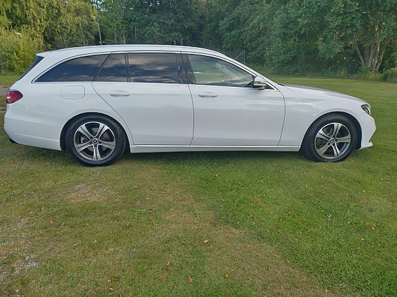 Mercedes-Benz E200 8 of 17