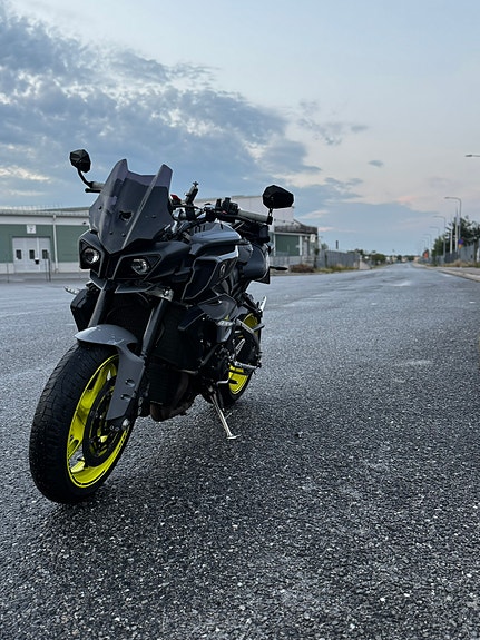 Yamaha MT-10 2 of 5
