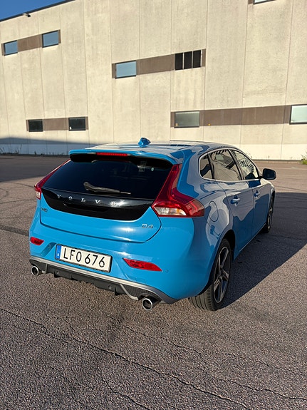 Volvo V40 2 of 6