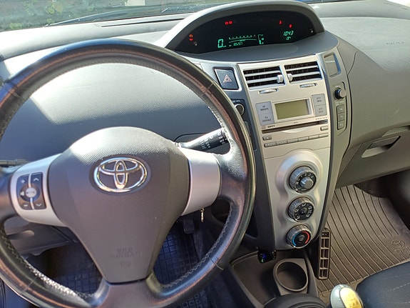 Toyota Yaris 10 of 15