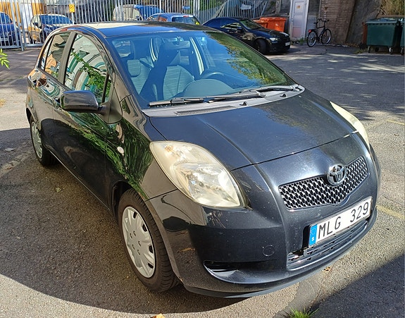 Toyota Yaris 2 of 15