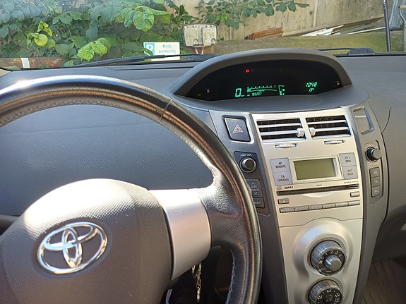 Toyota Yaris 11 of 15