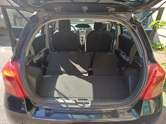 Toyota Yaris 9 of 15