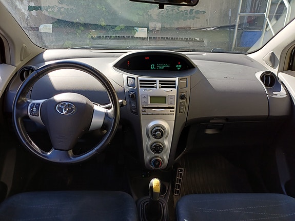 Toyota Yaris 8 of 15
