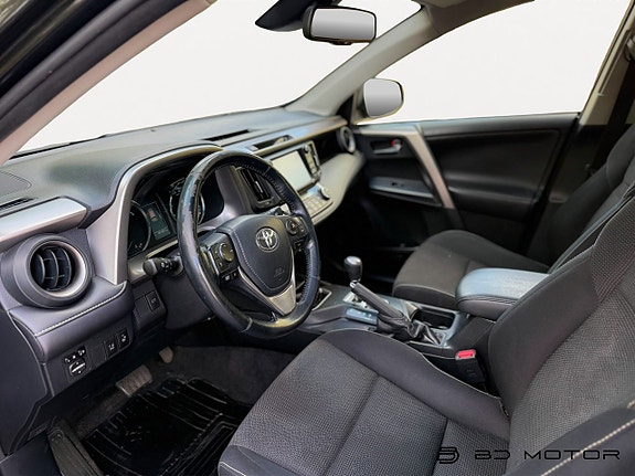 Toyota RAV4 10 of 17