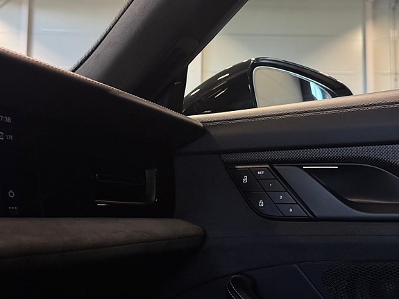 Porsche Taycan 21 of 30
