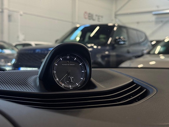 Porsche Taycan 22 of 30