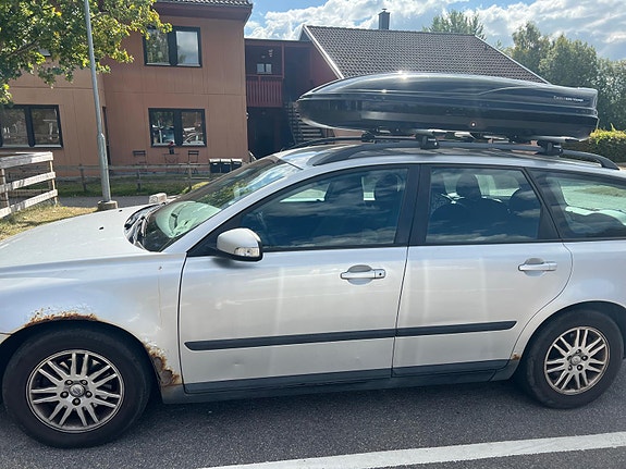 Volvo V50 3 of 5
