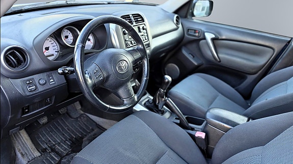Toyota RAV4 9 of 13