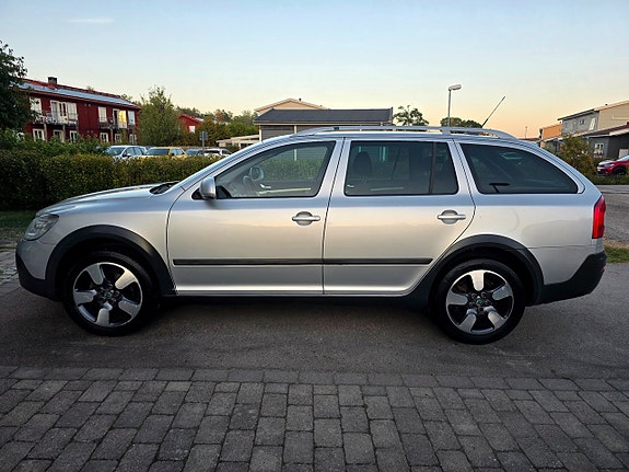 Skoda Octavia Scout 2 of 27