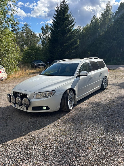 Volvo V70 2 of 6