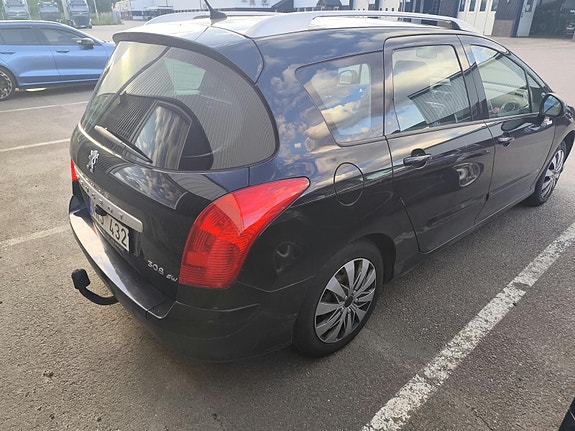 Peugeot 308 SW 2 of 8