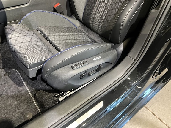 Volkswagen Passat 10 of 16