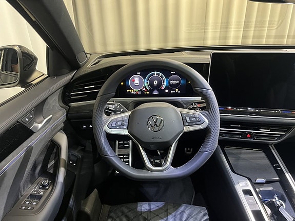 Volkswagen Passat 12 of 16
