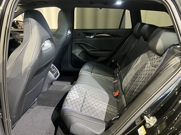 Volkswagen Passat 14 of 16
