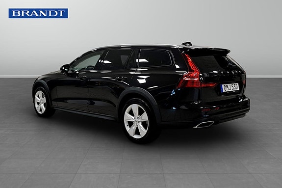 Volvo V60 Cross Country 2 of 9