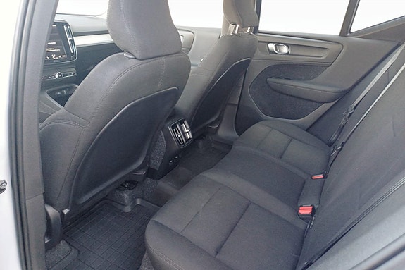 Volvo XC40 8 of 13