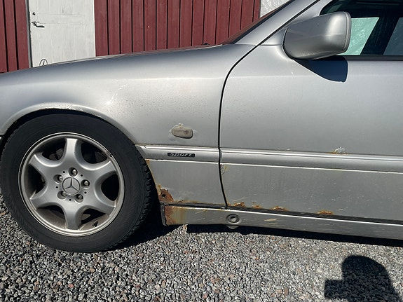 Mercedes-Benz C280 2 of 8