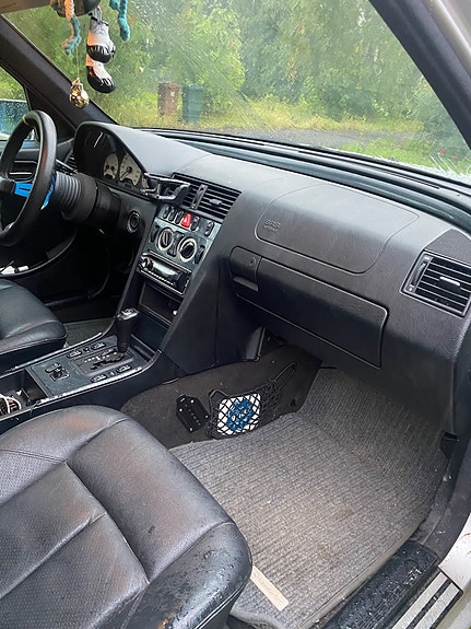 Mercedes-Benz C280 6 of 8