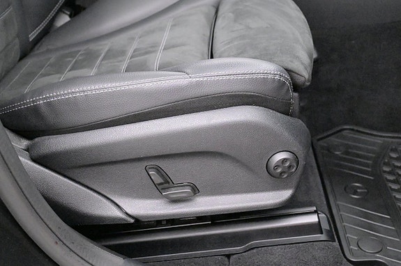 Mercedes-Benz EQC400 14 of 27