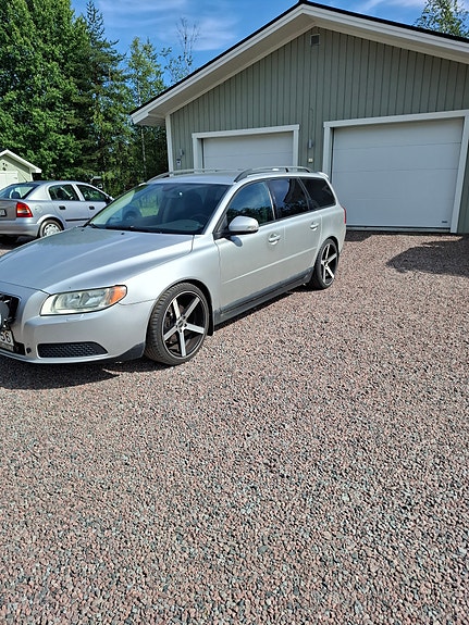 Volvo V70 3 of 4