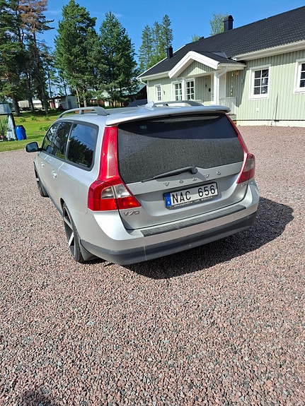 Volvo V70 2 of 4